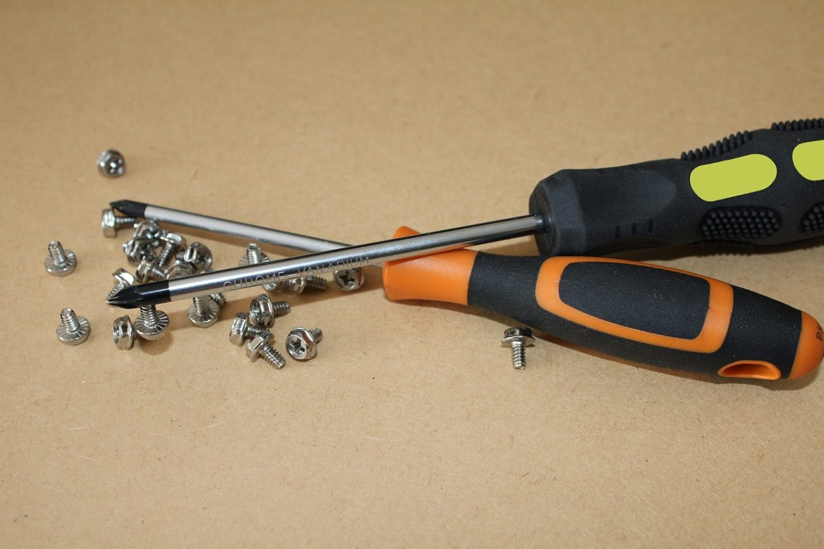 Chłodziarka nie działa prawidłowo, a pralka cieknie – jak rozwiązać problem?